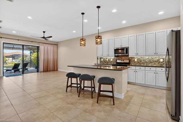 8260 Venetian Pointe DR, Fort Myers, FL 33908