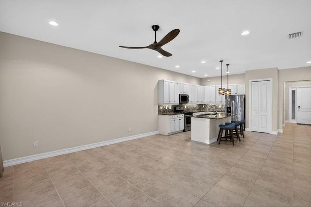 8260 Venetian Pointe DR, Fort Myers, FL 33908