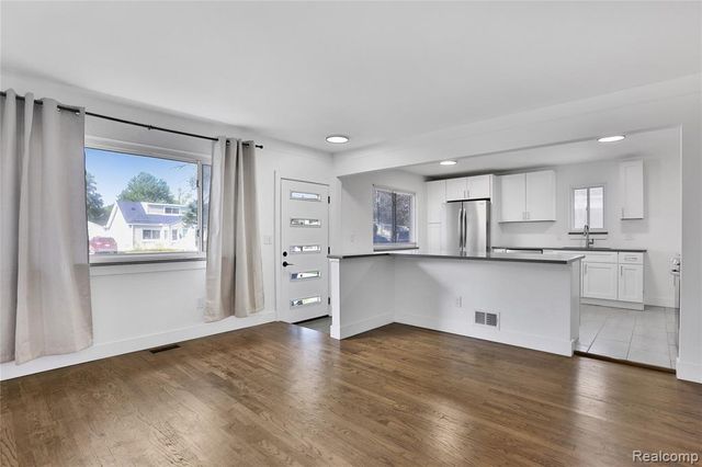 4260 Kiefer Avenue, Warren, MI 48091