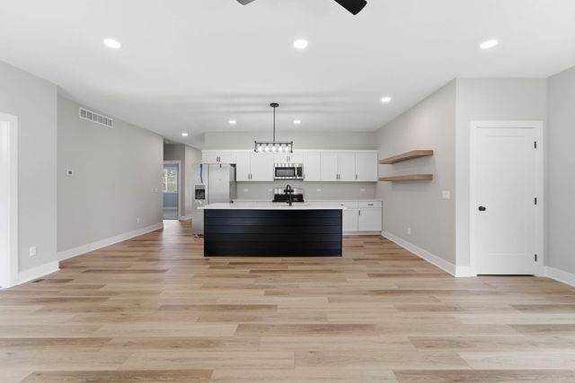 1421 Pioneer Road, Des Moines, IA 50320