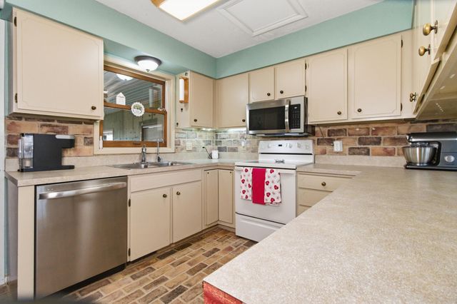 814 Parkview Drive, Hollister, MO 65672