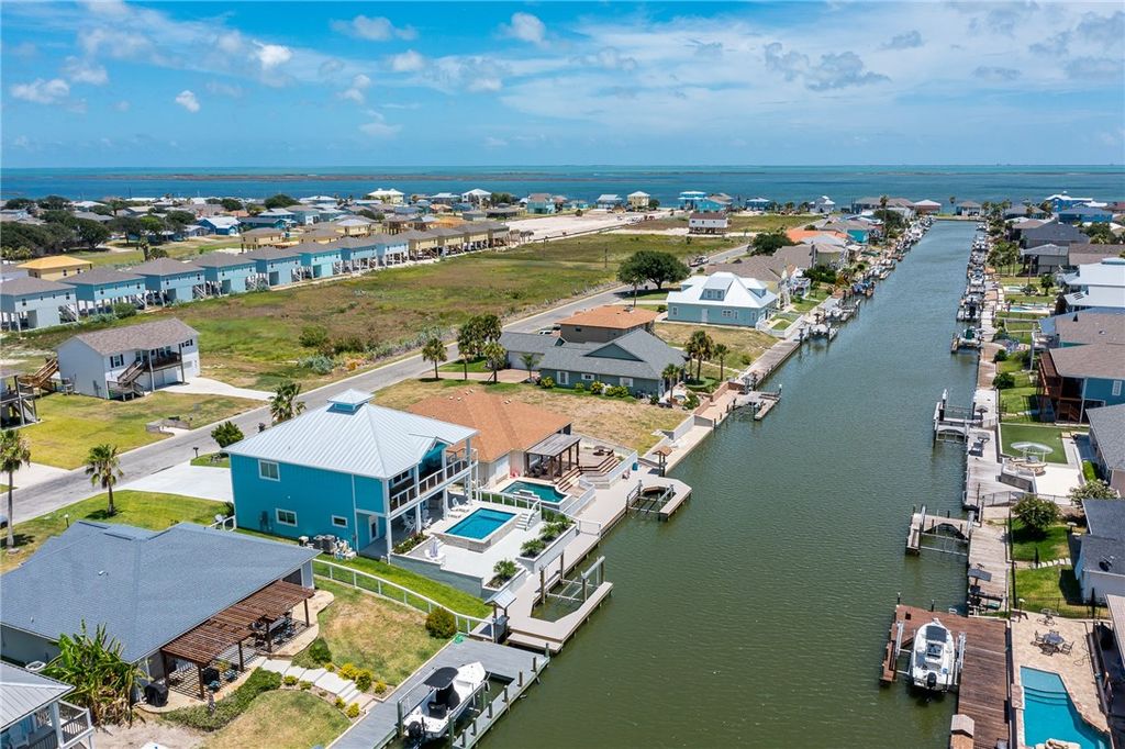 107 Windjammer St, Rockport, TX 78382 — photo 2