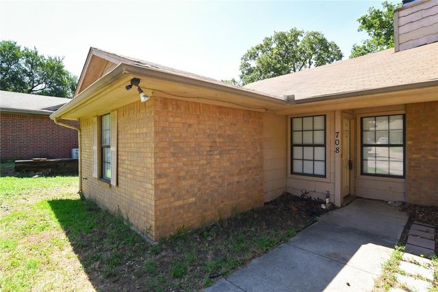 708 Woodland Court, Kennedale, TX 76060