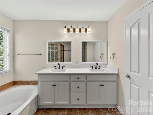 620 Meadow Lake Drive, Matthews, NC 28105
