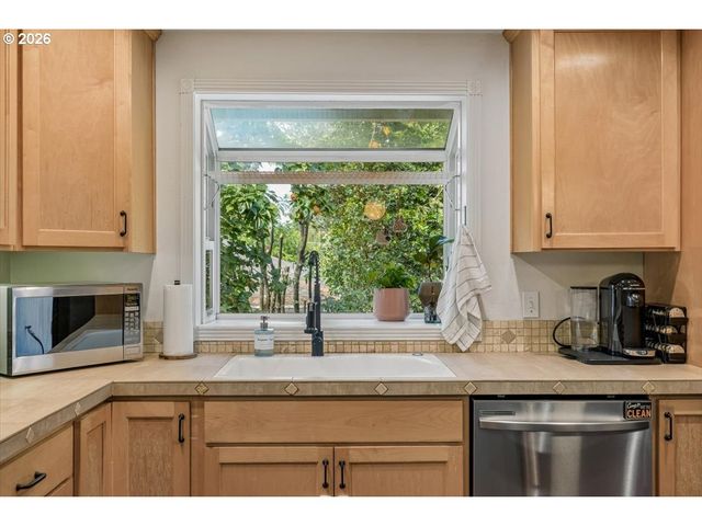4617 Sw POMONA St, Portland, OR 97219
