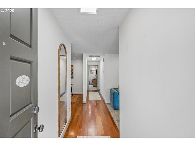 4617 Sw POMONA St, Portland, OR 97219