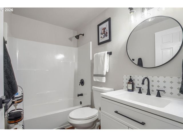 12126 Se REDWOOD Ave, Milwaukie, OR 97222