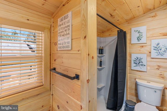 36 S LAKE DR, Lake Harmony, PA 18624