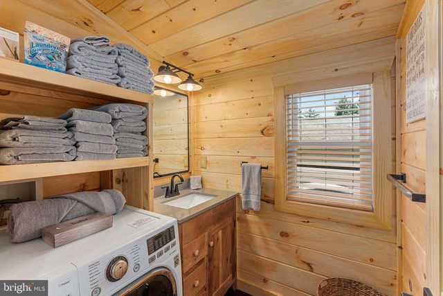 36 S LAKE DR, Lake Harmony, PA 18624