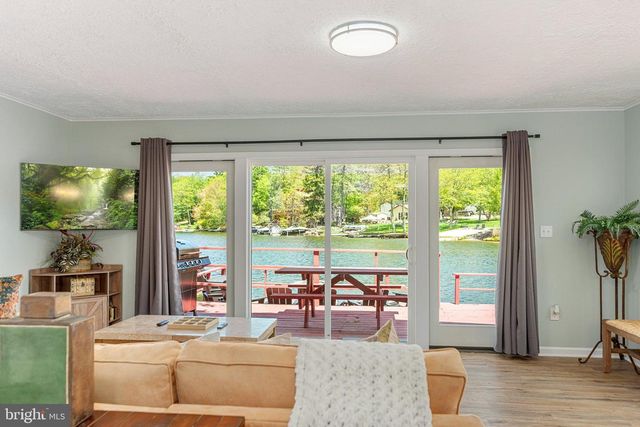 36 S LAKE DR, Lake Harmony, PA 18624