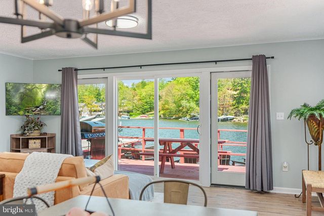 36 S LAKE DR, Lake Harmony, PA 18624