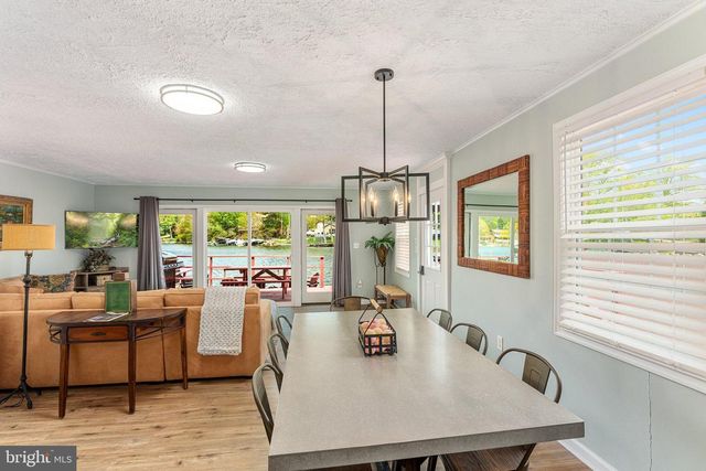 36 S LAKE DR, Lake Harmony, PA 18624