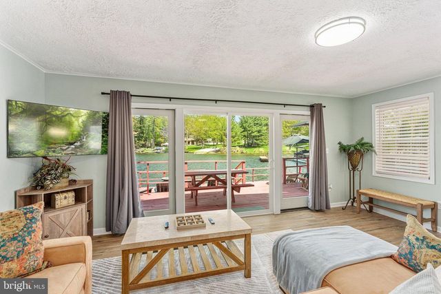 36 S LAKE DR, Lake Harmony, PA 18624