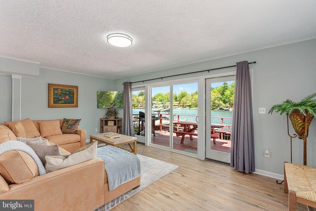 36 S LAKE DR, Lake Harmony, PA 18624