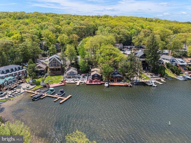 36 S LAKE DR, Lake Harmony, PA 18624