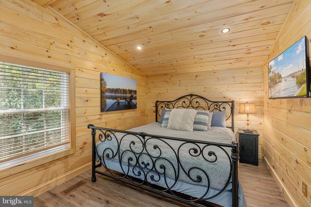 36 S LAKE DR, Lake Harmony, PA 18624