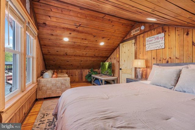 36 S LAKE DR, Lake Harmony, PA 18624