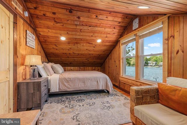 36 S LAKE DR, Lake Harmony, PA 18624