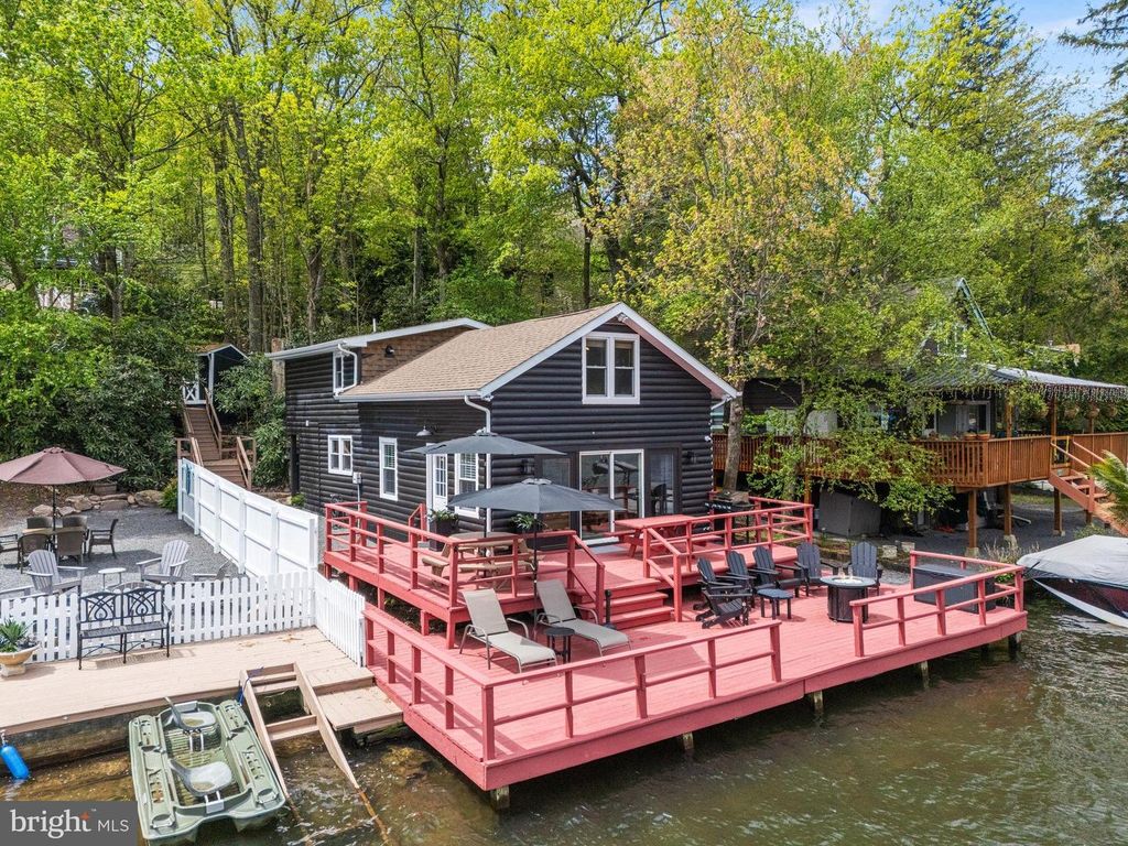 36 S LAKE DR, Lake Harmony, PA 18624