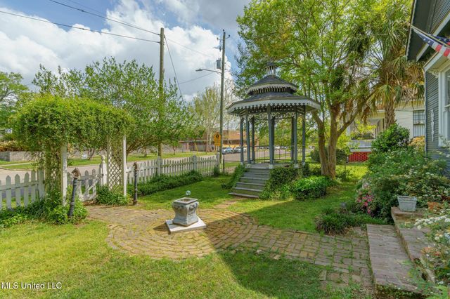 303 Walnut Street, Hattiesburg, MS 39401