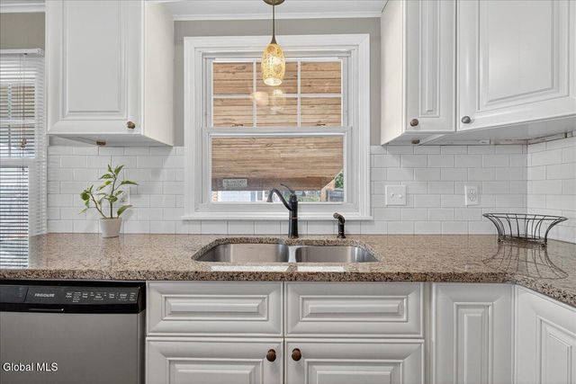 21 Pinehurst Road, Colonie, NY 12205