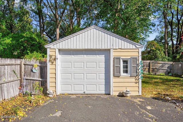 21 Pinehurst Road, Colonie, NY 12205