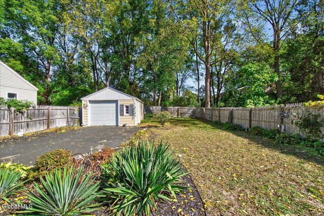 21 Pinehurst Road, Colonie, NY 12205