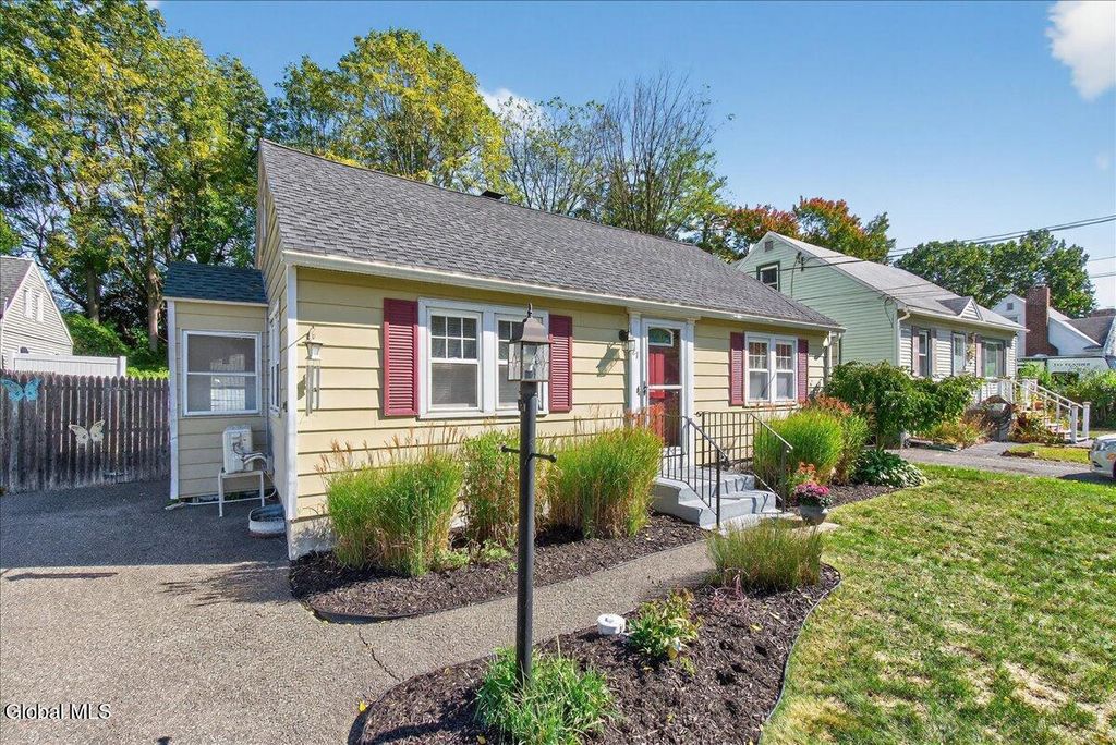 21 Pinehurst Road, Colonie, NY 12205