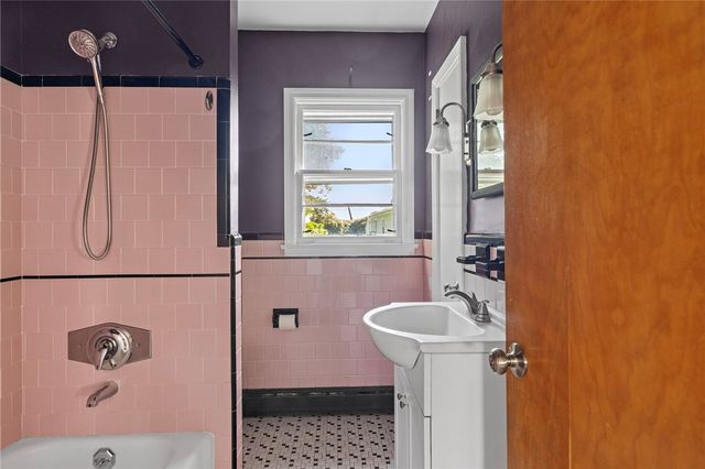 16 Garden Street, Portsmouth, RI 02871