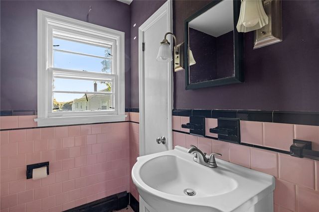 16 Garden Street, Portsmouth, RI 02871