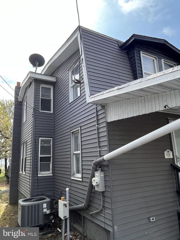 950 W MAIN ST, New Holland, PA 17557