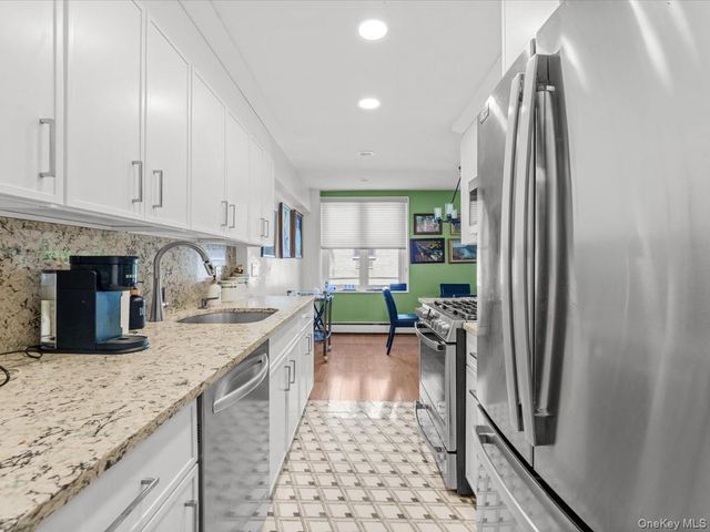 25 Canterbury Road 1M, Great Neck, NY 11021