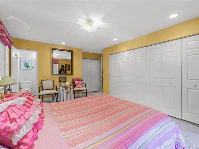 25 Canterbury Road 1M, Great Neck, NY 11021