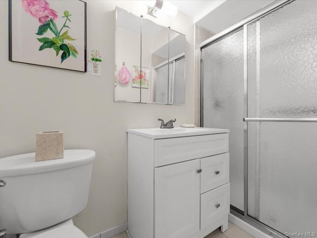 25 Canterbury Road 1M, Great Neck, NY 11021