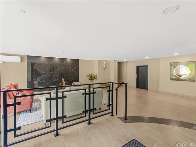 25 Canterbury Road 1M, Great Neck, NY 11021
