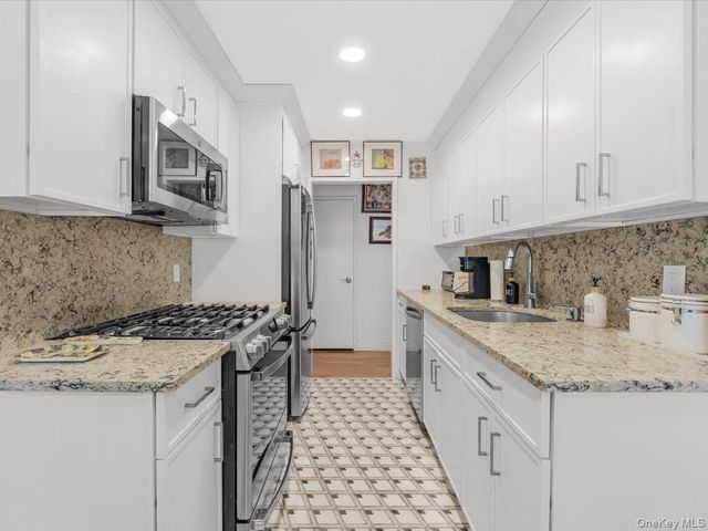 25 Canterbury Road 1M, Great Neck, NY 11021
