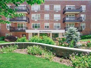 25 Canterbury Road 1M, Great Neck, NY 11021