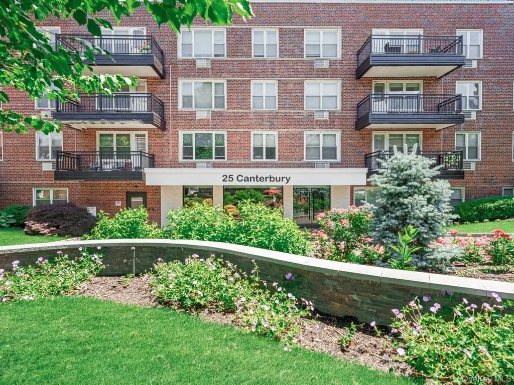 25 Canterbury Road 1M, Great Neck, NY 11021
