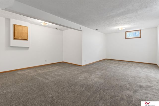 1609 Madison Circle, Papillion, NE 68046