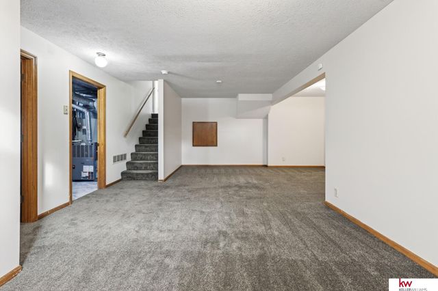 1609 Madison Circle, Papillion, NE 68046