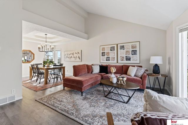 1609 Madison Circle, Papillion, NE 68046