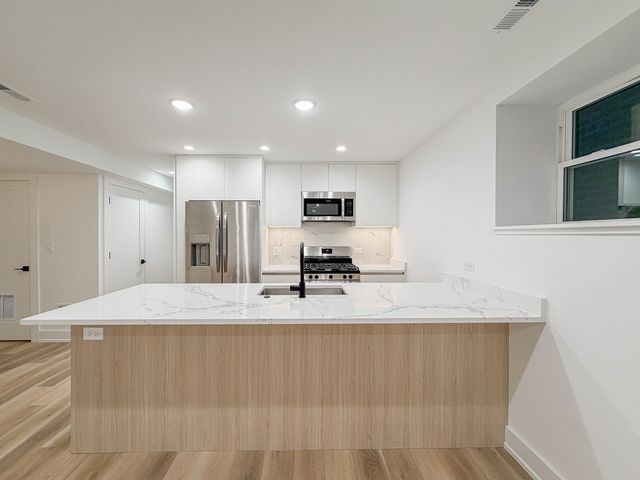 2113 N Kenmore Avenue G, Chicago, IL 60614