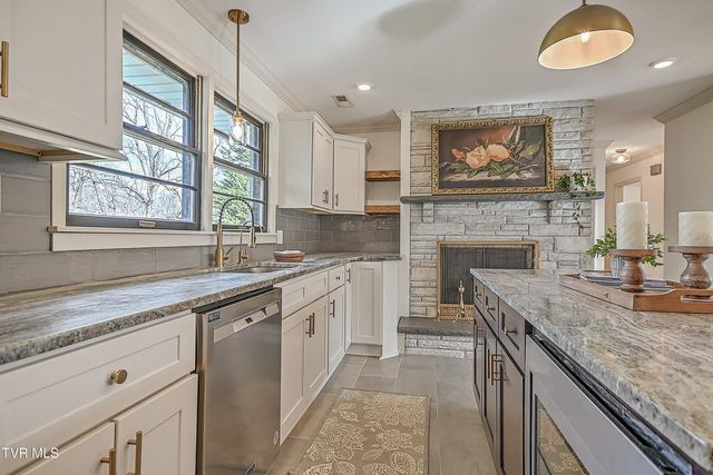 1708 Jackson Terrace, Johnson City, TN 37604