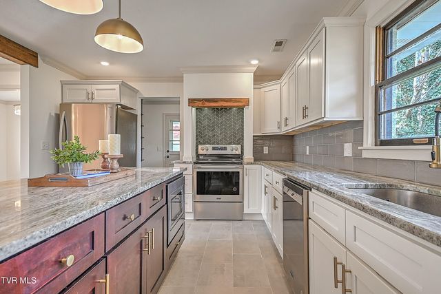 1708 Jackson Terrace, Johnson City, TN 37604