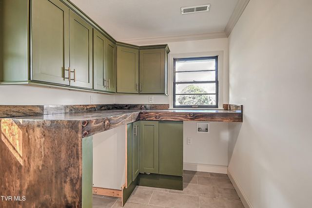 1708 Jackson Terrace, Johnson City, TN 37604