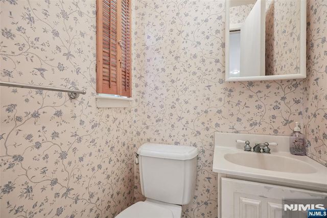 7 Tanglewood Drive, Livingston, NJ 07039