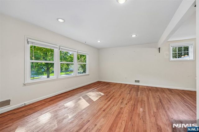 7 Tanglewood Drive, Livingston, NJ 07039
