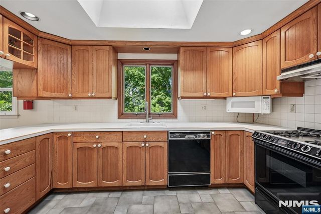 7 Tanglewood Drive, Livingston, NJ 07039