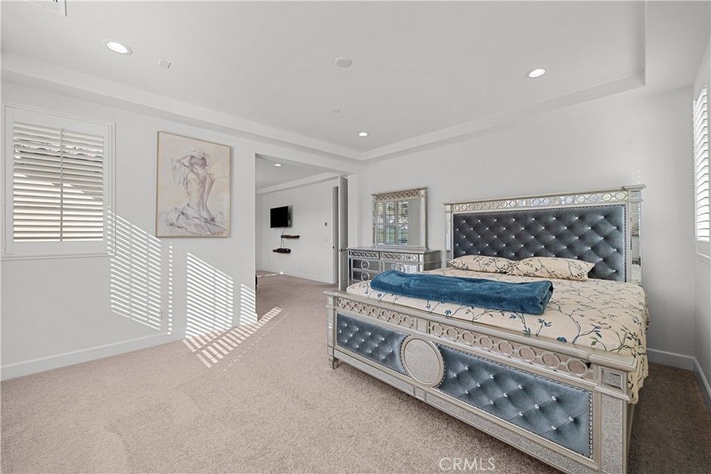 Image 10 of property listing at 8327 N Mariposa Court, Canoga Park, CA 91304