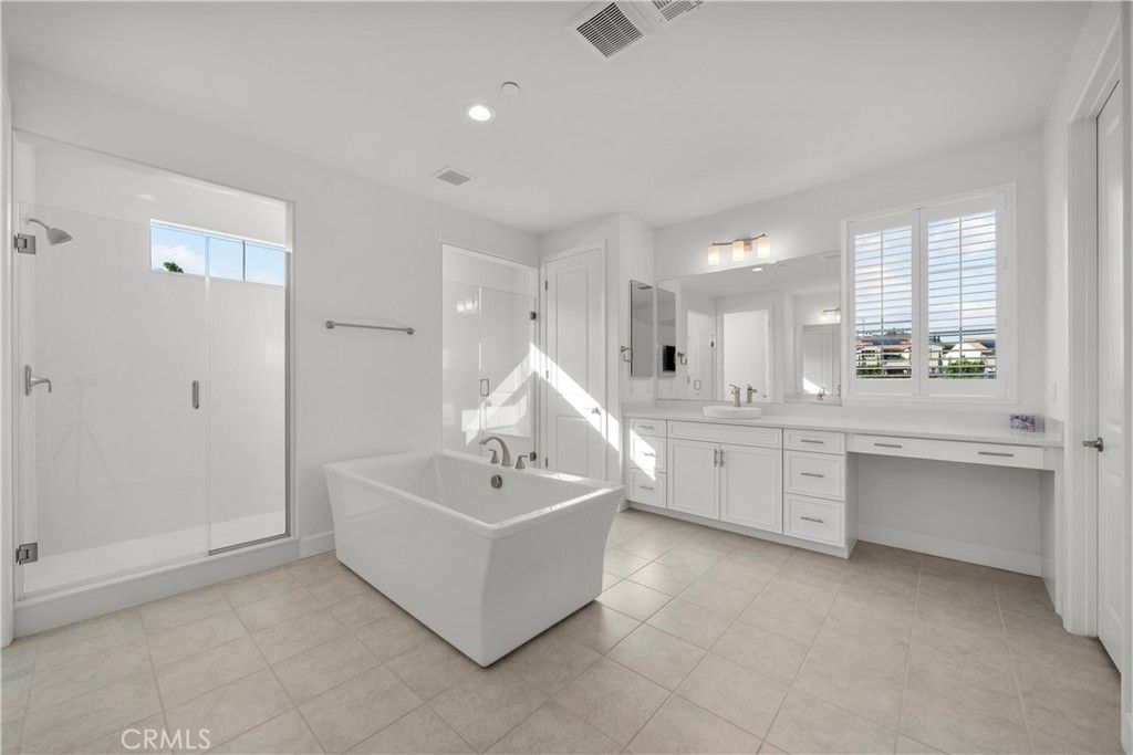 Image 12 of property listing at 8327 N Mariposa Court, Canoga Park, CA 91304